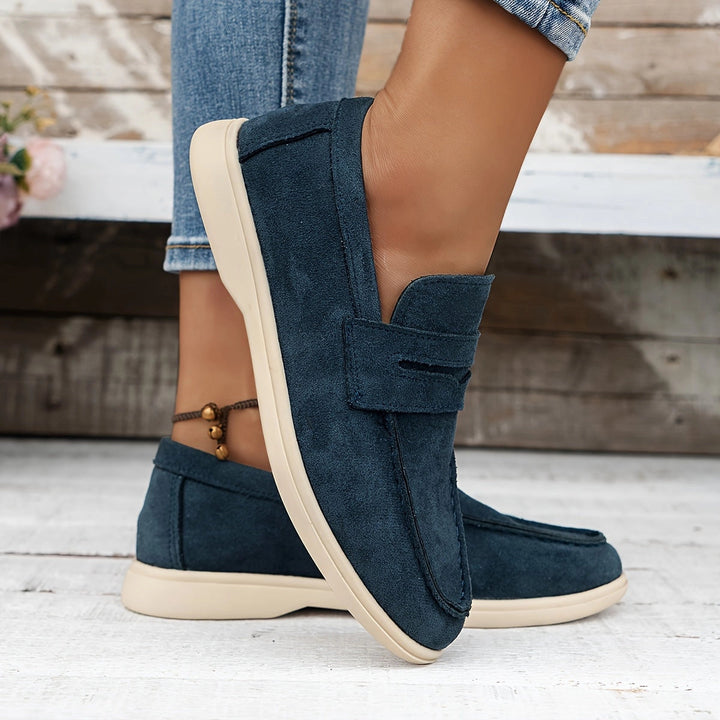 Granatowe zamszowe loafersy - Eleganckie i komfortowe damskie buty wsuwane