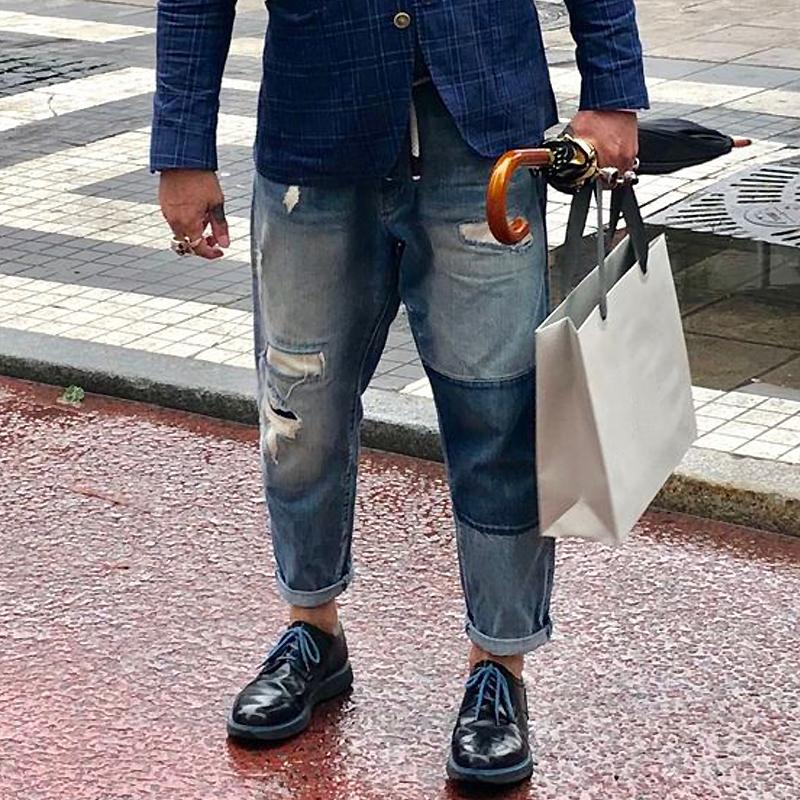 Męskie jeansy vintage z przetarciami i łatami 00359354Y